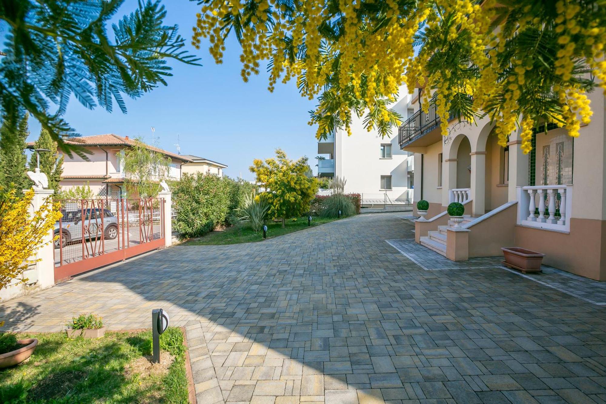Villa Mimosa - Appartamento 2 - Happy Rentals デセンツァーノ・デル・ガルダ エクステリア 写真